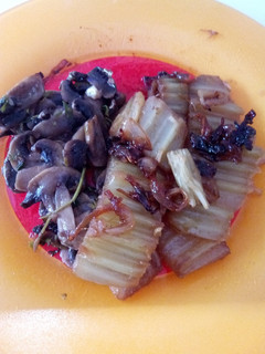 Una foto de Cardo con cebolla caramelizada y setas al ajillo