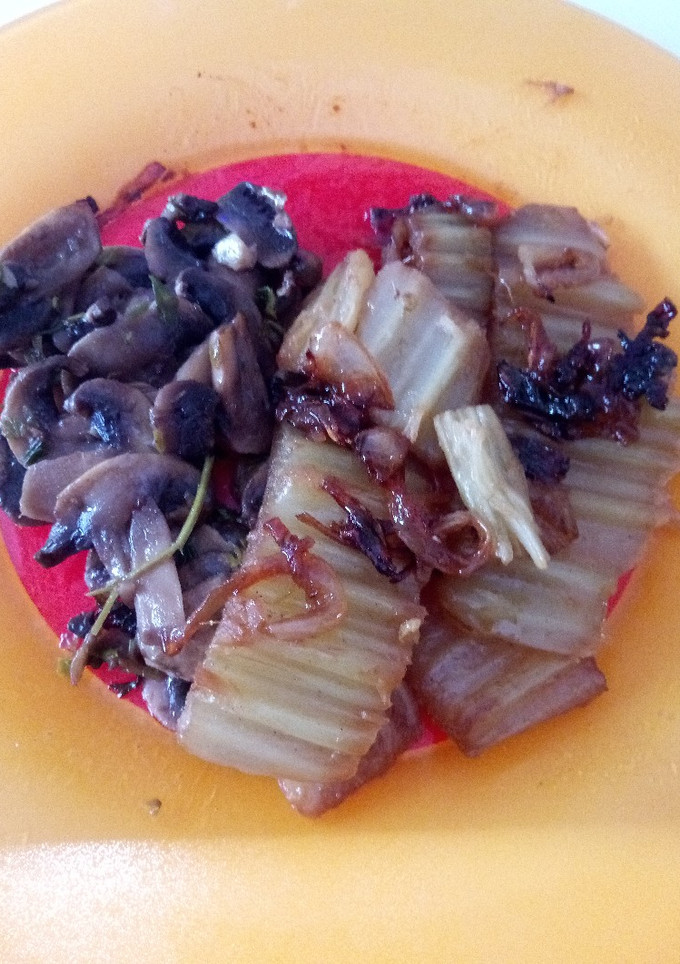 Una foto de Cardo con cebolla caramelizada y setas al ajillo