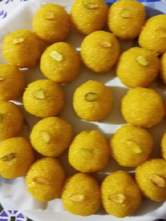 મોતીચુર ના લાડુ (Motichoor Ladoo Recipe In Gujarati) રેસીપી મુખ્ય ફોટો