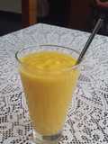 Licuado cremoso de mango y piña
