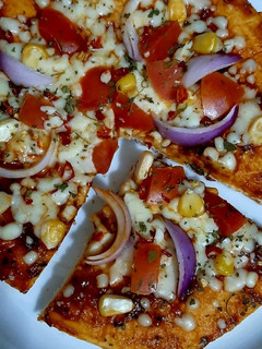 पिज़्ज़ा (pizza recipe in Hindi) रेसिपी मुख्य फोटो