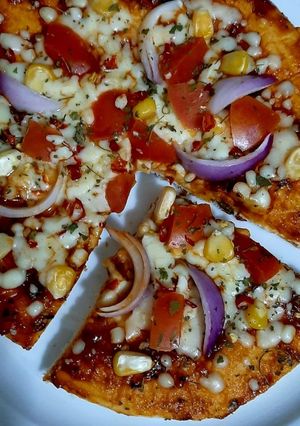 पिज़्ज़ा (pizza recipe in Hindi) रेसिपी मुख्य फोटो