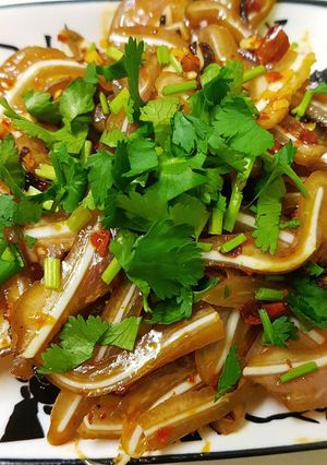 Hình của món Nộm tai lạnh Tứ Xuyên (Sichuan cold pig ears).