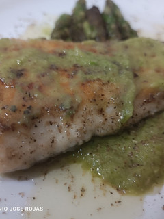 Una foto de Merluza con crema de espárragos trigueros