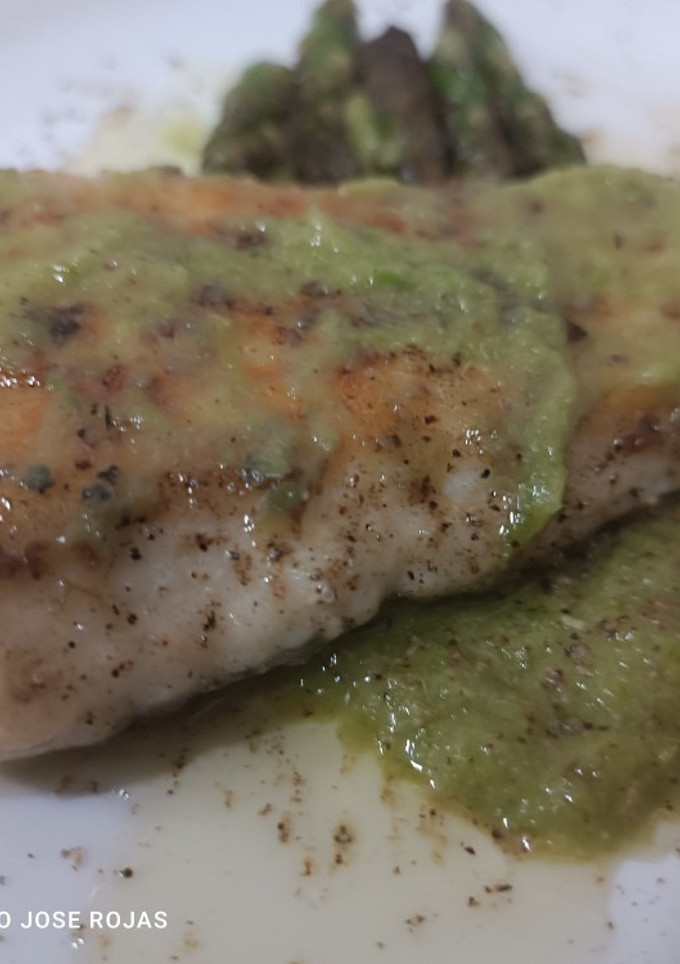 Una foto de Merluza con crema de espárragos trigueros