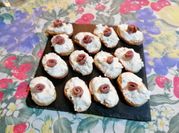Una foto di acciuga crostini