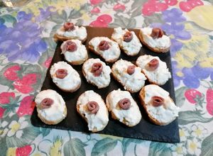 Foto di Crostini stracchino e acciughe