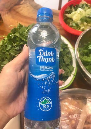 Hình của món Lẩu gà lá é nấu khoáng.