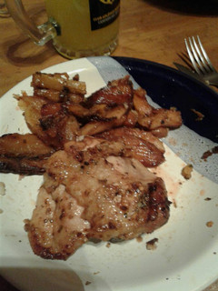 Una foto de Pollo al horno con papas y boniatos