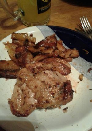 Una foto de Pollo al horno con papas y boniatos