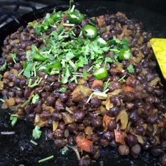 A picture of Tawa masaledar kale chanay.