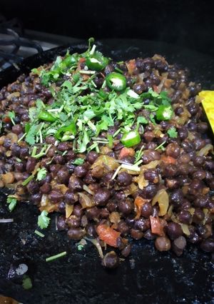 A picture of Tawa masaledar kale chanay.