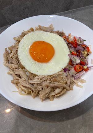 Foto resep Nasi Ayam Suwir Sambal Matah (Air Fryer)