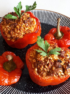 Una foto de Pimientos rellenos de carne picada y arroz (horno)