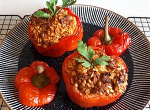 Foto principal de Pimientos rellenos de carne picada y arroz (horno)