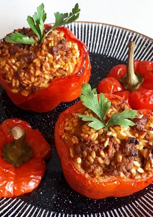 Foto principal de Pimientos rellenos de carne picada y arroz (horno)
