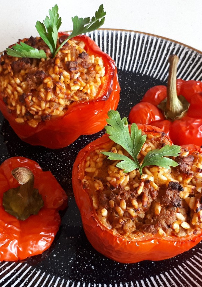 Una foto de Pimientos rellenos de carne picada y arroz (horno)