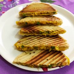 A picture of Grilled kulcha sandwich.