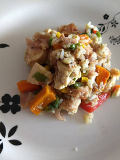 Una foto de Pollo salteado con panceta, verduras y arroz
