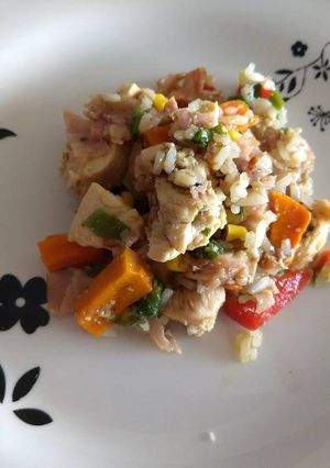 Una foto de Pollo salteado con panceta, verduras y arroz
