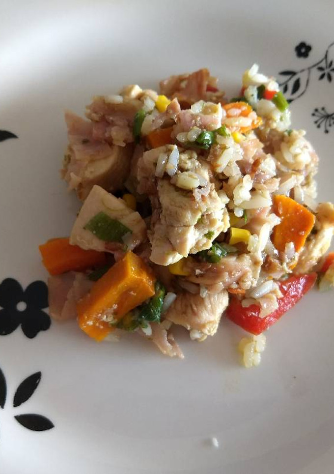 Una foto de Pollo salteado con panceta, verduras y arroz