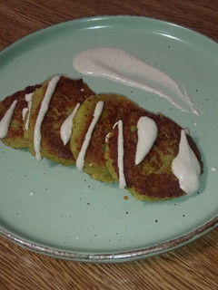 Una foto de Falafel con salsa tahini