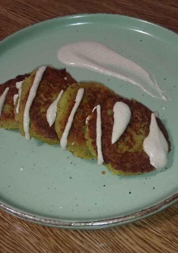 Una foto de Falafel con salsa tahini
