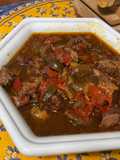 Porc confit aux figues, poivrons et tomates