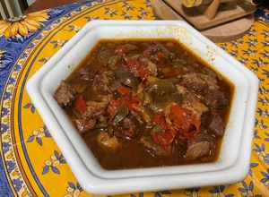 Une photo de Porc confit aux figues, poivrons et tomates