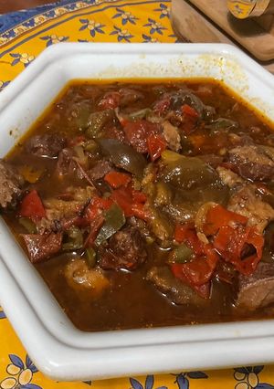 Une photo de Porc confit aux figues, poivrons et tomates