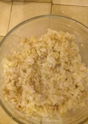 Una foto de Ensalada de repollo, queso y maní