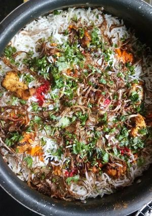 A picture of Chicken tikka biryani.
