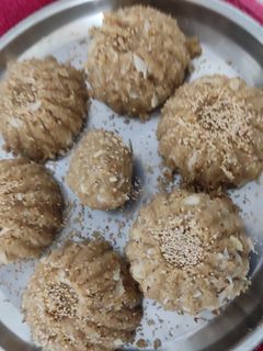 ચૂરમાંના લાડુ(Churma na laddu recipe in Gujarati) રેસીપી મુખ્ય ફોટો