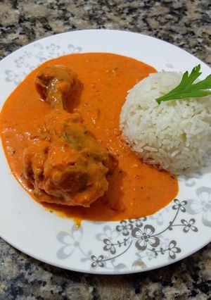 Una foto de Pollo con crema de morrón