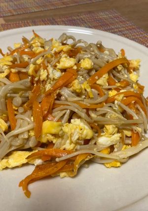 Hình của món Cà rốt và enoki Xào Shirodashi (Carrot and enoki Stir-fry with Shirodashi).