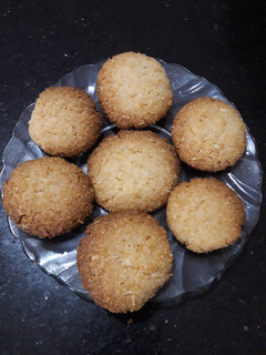 કોકોનટ કૂકીઝ (coconut cookies recipe in gujarati) રેસીપી મુખ્ય ફોટો