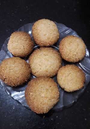 કોકોનટ કૂકીઝ (coconut cookies recipe in gujarati) રેસીપી મુખ્ય ફોટો