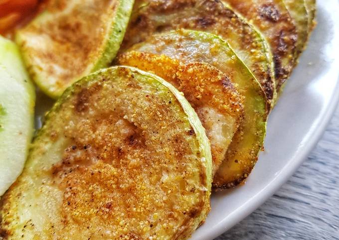 Жареные кабачки в кукурузной муке. Кабачки с чесноком и майонезом на сковороде. Жареные кабачки кружочками на сковороде. Кабачки в кукурузной панировке. Кабачки в хрустящей корочке.
