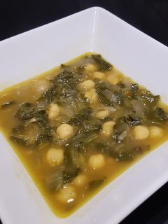 Una foto de Potaje de acelgas distinto con manzana y jengibre