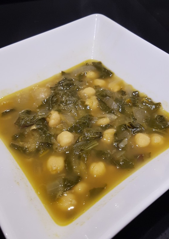 Una foto de Potaje de acelgas distinto con manzana y jengibre