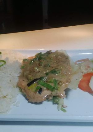 Una foto de Pollo en crema de ajo porro