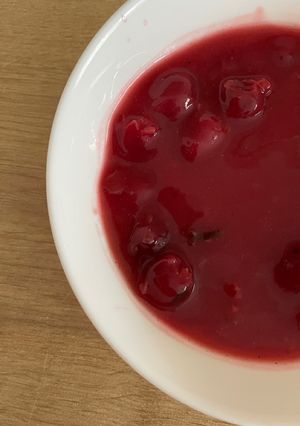 Meggyleves növényi tejjel recept fotója