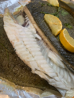 Una foto de Rodaballo al horno con limón y ajo