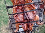 Una foto de lechón al horno
