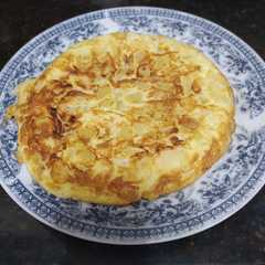 Una foto de Tortilla de papas, calabacín y bacalao