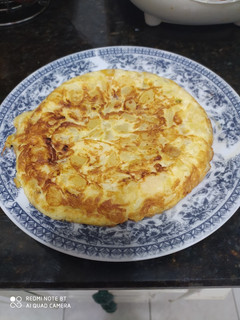 Una foto de Tortilla de papas, calabacín y bacalao