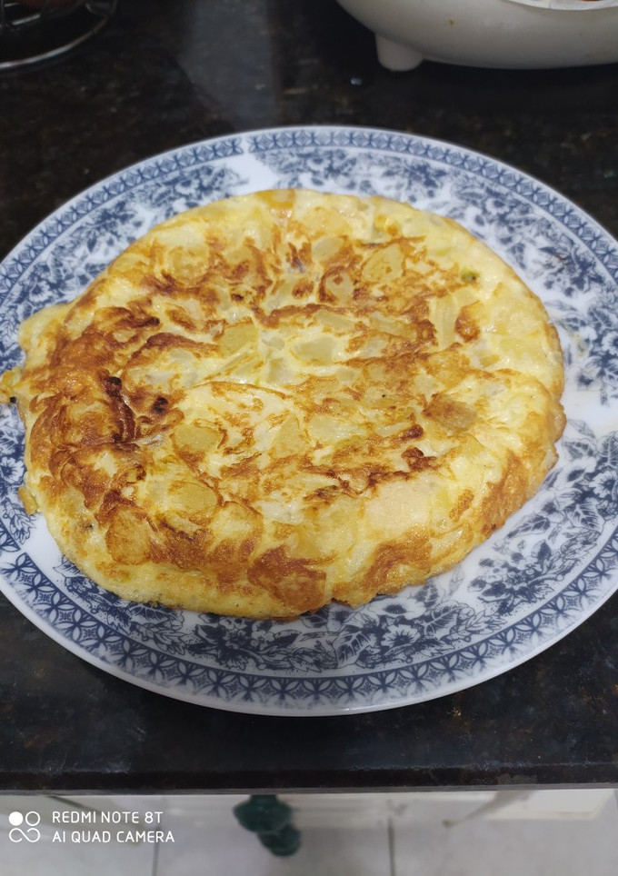 Una foto de Tortilla de papas, calabacín y bacalao