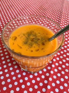 Una foto de Gazpacho con pan y zanahorias