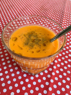 Una foto de Gazpacho con pan y zanahorias