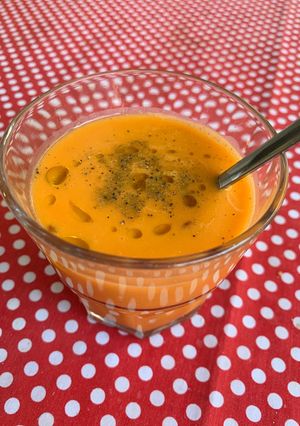 Una foto de Gazpacho con pan y zanahorias